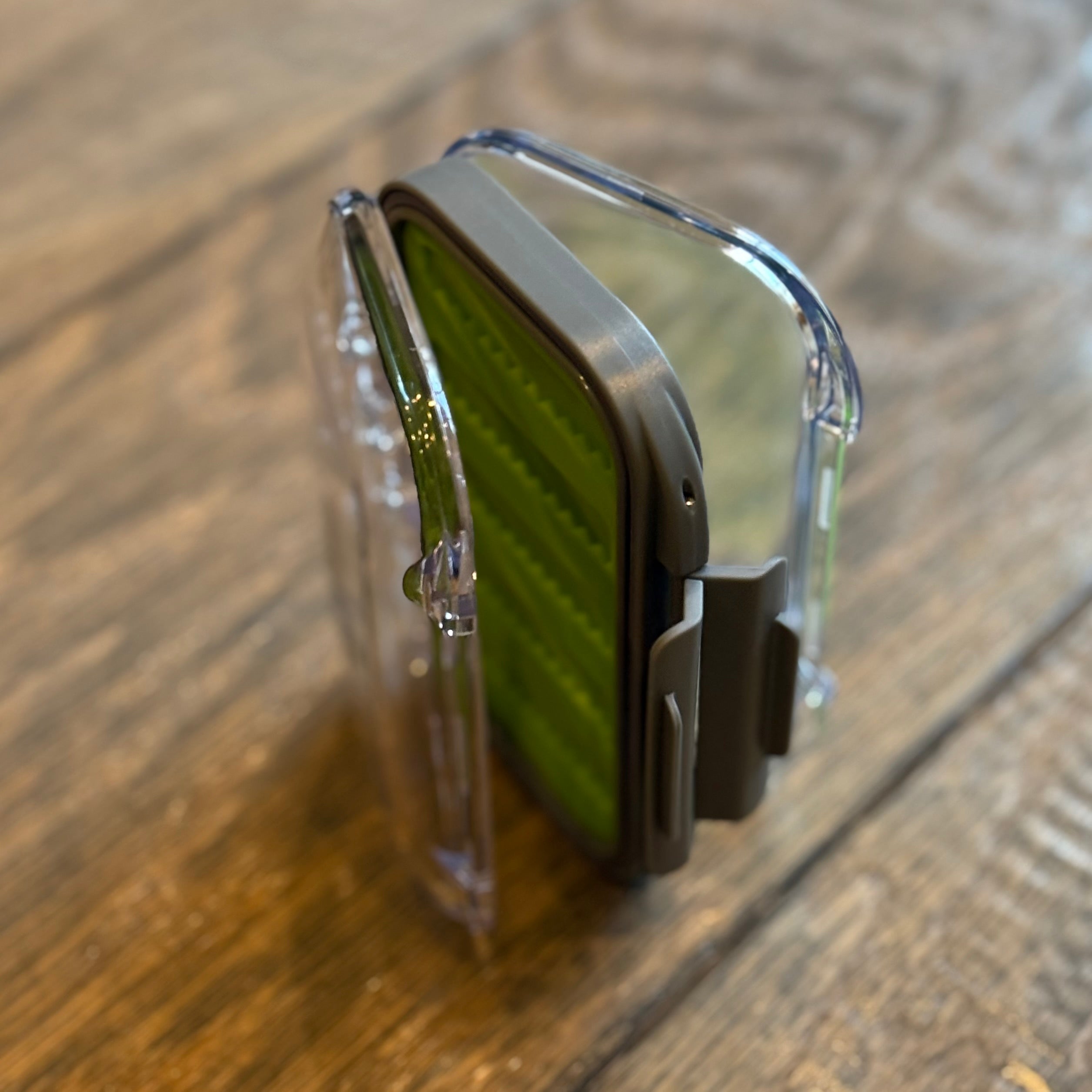 DOUBLE-SIDED FLY BOX WITH SILICONE INSERT